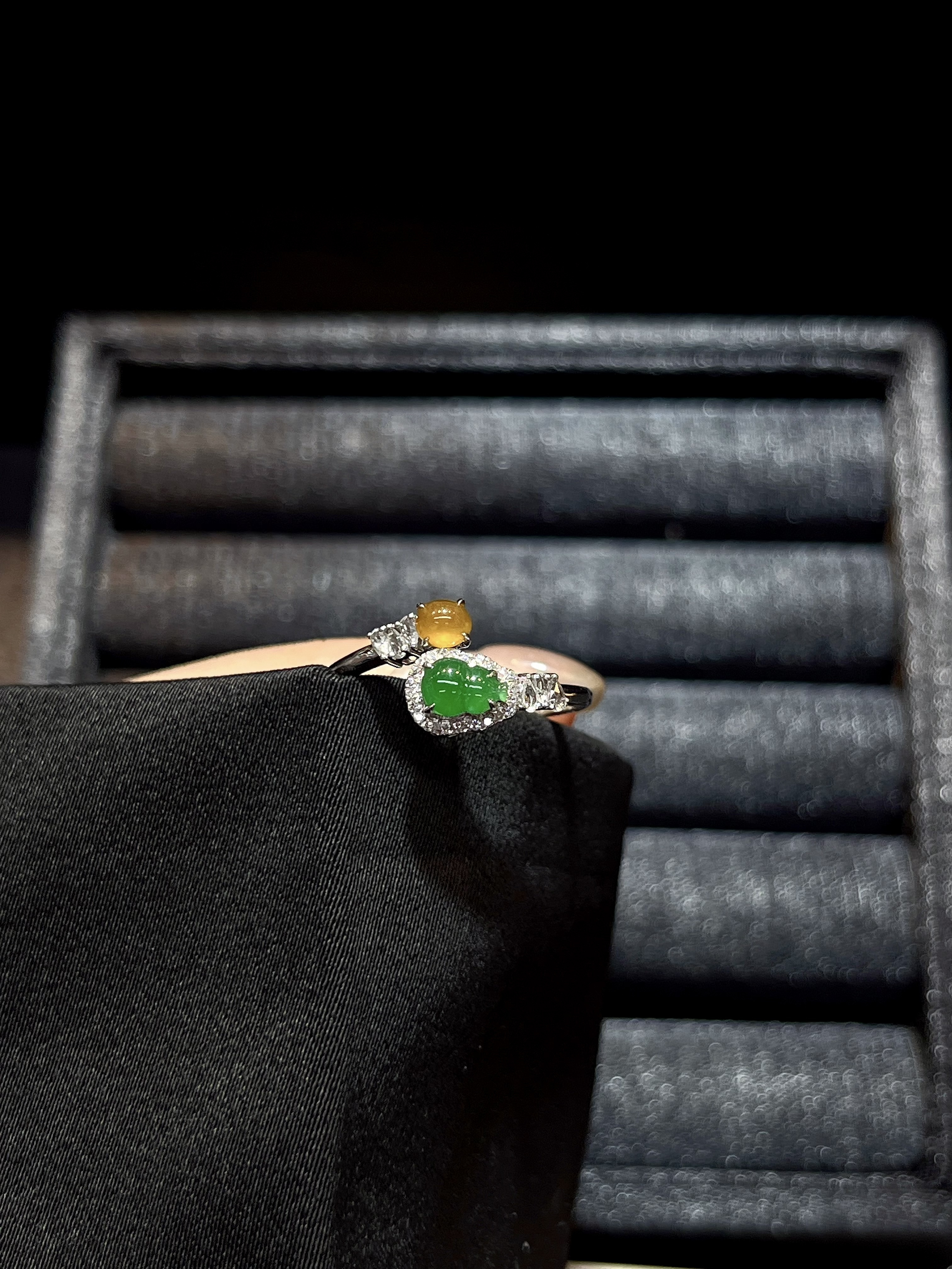 阳绿加黄翡 戒指 18k金  裸石7.7-5.5mm